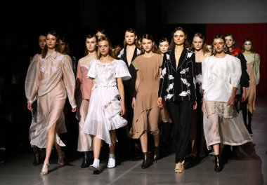 Kiev, Ukrayna - 5 Şubat 2019: Modelleri oluşturma Tasarımcısı Darja Donezz tarafından 44 Ukrayna Moda Haftası sırasında sezon sonbahar/kış 2019/20 Mystetskyi Arsenal Kiev, Ukrayna mevcut