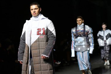 Kiev, Ukrayna - 5 Şubat 2019: Modelleri oluşturma Tasarımcısı Yadviga Netyksha tarafından 44 Ukrayna Moda Haftası sırasında sezon sonbahar/kış 2019/20 Mystetskyi Arsenal Kiev, Ukrayna mevcut