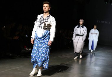 Kiev, Ukrayna - 5 Şubat 2019: Modelleri oluşturma Tasarımcısı Yadviga Netyksha tarafından 44 Ukrayna Moda Haftası sırasında sezon sonbahar/kış 2019/20 Mystetskyi Arsenal Kiev, Ukrayna mevcut