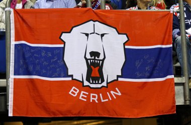 Berlin, Almanya - 22 Eylül 2017: Mercedes-Benz Arena tribün Deutsche Eishockey Liga (Del) oyun Eisbaren Berlin v Kolner Haie Eisbaren Berlin takım bayrağı