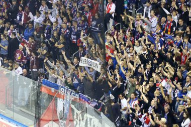 Berlin, Almanya - 22 Eylül 2017: Destekçileri Eisbaren Berlin takım göstermek destek üzerinde Mercedes-Benz Arena tribün Deutsche Eishockey Liga (Del) sırasında Kolner Haie karşı oyun