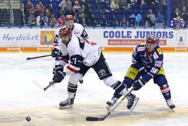 Berlin, Almanya - 22 Eylül 2017: Nico Krammer Kolner Haie (L) bir puck için Eisbaren Berlin Martin Buchwieser ile Mercedes-Benz Arena onların Deutsche Eishockey Liga (Del) oyun sırasında savaşır