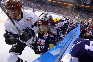Berlin, Almanya - 22 Eylül 2017: Blair Jones, Kolner Haie (L) ile Daniel Fischbuch Eisbaren Berlin Pak için Mercedes-Benz Arena onların Deutsche Eishockey Liga (Del) oyun sırasında savaşır