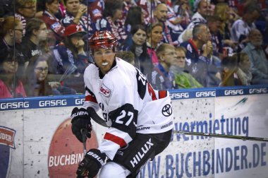Berlin, Almanya - 22 Eylül 2017: Defender Pascal Zerressen, Kolner Haie Eisbaren Berlin Mercedes-Benz Arena karşı Deutsche Eishockey Liga (Del) oyun sırasında eylem. Eisbaren 3-2 kazandı