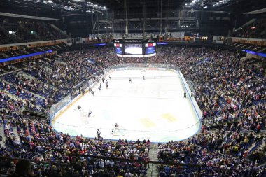Berlin, Almanya - 22 Eylül 2017: Panoramik Berlin'da Mercedes-Benz Arena Eisbaren Berlin ve Kolner Haie arasında Deutsche Eishockey Liga (Del) oyun sırasında. Eisbaren 3-2 kazandı