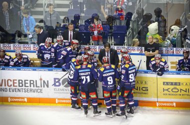 Berlin, Almanya - 22 Eylül 2017: Zaman aşımı Eisbaren Berlin takım. Baş antrenör Uwe Krupp oyuncular arasında. Karşı Kolner Haie Mercedes-Benz Arena Berlin'deki Deutsche Eishockey Liga (Del) oyun