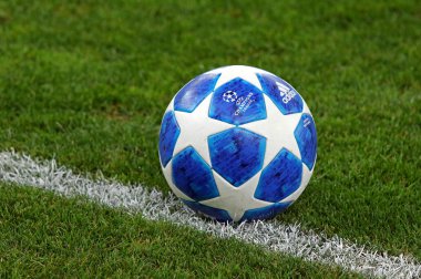Kiev, Ukrayna - 28 Ağustos 2018: Resmi Uefa Şampiyonlar Ligi 2018/19 sezon maç topu Uefa Şampiyonlar Ligi play-off oyun Fc Dinamo Kiev v Afc Ajax Olimpiyskyi Stadyumu'nda sırasında çimenlerin üzerinde
