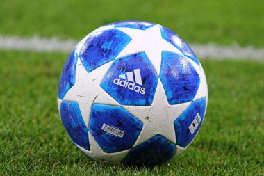 Kiev, Ukrayna - 28 Ağustos 2018: Resmi Uefa Şampiyonlar Ligi 2018/19 sezon maç topu Uefa Şampiyonlar Ligi play-off oyun Fc Dinamo Kiev v Afc Ajax Olimpiyskyi Stadyumu'nda sırasında çimenlerin üzerinde