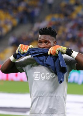 Kiev, Ukrayna - 28 Ağustos 2018: Kaleci Andre Onana Afc Ajax Fc Dinamo Kiev Milli Güvenlik Olimpiyskyi Stadyumu'nda karşı Uefa Şampiyonlar Ligi play-off oyun öncesi eğitim oturumu sırasında eylem
