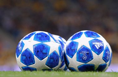 Kiev, Ukrayna - 28 Ağustos 2018: Resmi Uefa Şampiyonlar Ligi 2018/19 sezon maç topları Uefa Şampiyonlar Ligi play-off oyun Fc Dinamo Kiev v Afc Ajax Olimpiyskyi Stadyumu'nda sırasında çimenlerin üzerinde