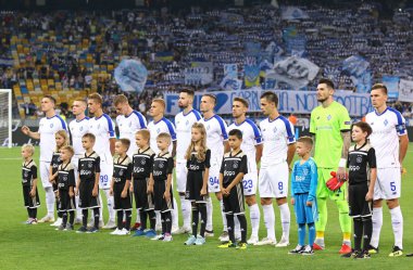 Kiev, Ukrayna - 28 Ağustos 2018: Fc Dinamo Kiev oyuncular dinle Afc Ajax Kiev, Ukrayna Milli Güvenlik Olimpiyskyi Stadyumu'nda Uefa Şampiyonlar Ligi play-off maçında önce Şampiyonlar Ligi marşı