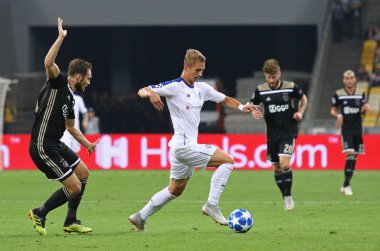 Kiev, Ukrayna - 28 Ağustos 2018: Fc Dinamo Kiev (beyaz içinde) Vladyslav Supriaha Afc Ajax Kiev Milli Güvenlik Olimpiyskyi Stadyumu'nda karşı Uefa Şampiyonlar Ligi play-off oyun sırasında top denetler