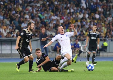 Kiev, Ukrayna - 28 Ağustos 2018: Viktor Tsygankov Fc Dynamo Kyiv (R) kavgalar sırasında Afc Ajax oyuncularla bir top onların Kiev Milli Güvenlik Olimpiyskyi stadyum Uefa Şampiyonlar Ligi play-off maçında