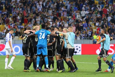 Kiev, Ukrayna - 28 Ağustos 2018: Afc Ajax oyuncular Fc Dinamo Kiev Kiev, Ukrayna Milli Güvenlik Olimpiyskyi Stadyumu'nda karşı Uefa Şampiyonlar Ligi play-off oyundan sonra grup sahne ulaşmak kutlamak