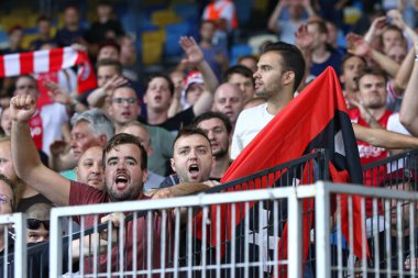 Kiev, Ukrayna - 28 Ağustos 2018: Afc Ajax taraftarları desteklerini sırasında Uefa Şampiyonlar Ligi play-off maçında Fc Dinamo Kiev Milli Güvenlik Olimpiyskyi Stadyumu'nda Kiev, Ukrayna göstermek
