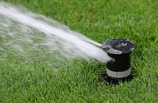 Automatische Water Irrigator Actie Close Sprinkler Van Automatische Gieter Groen — Stockfoto