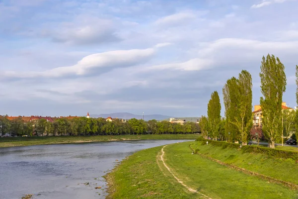 Uzhhorod City Ukrayna Uzh Nehri Nin Bahar Görünümü Uzh Transcarpathia — Stok fotoğraf