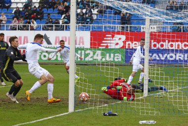 Kiev, Ukrayna - 20 Şubat 2019: Artur Vashchyshyn Fc Dinamo Kiev U19 (beyaz içinde) ve Juventus U19 Kiev Valeriy Lobanovskiy Stadyumu'nda karşı Uefa Gençlik Ligi Oyun sırasında bir hedef puanları