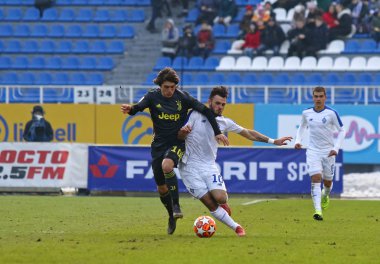 Kiev, Ukrayna - 20 Şubat 2019: Serhiy Buletsa Dynamo Kyiv U19 (R), Lobanovskiy Stadyumu'nda kendi Uefa Gençlik Ligi Oyun sırasında Juventus U19 ile Pablo Moreno bir top için savaşır. Dinamo 3-0 kazandı