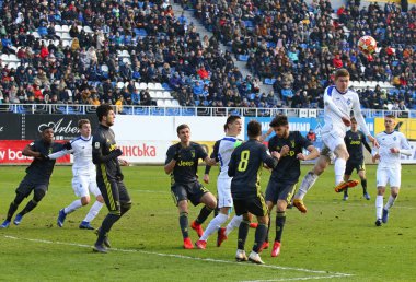 Kiev, Ukrayna - 20 Şubat 2019: Fc Dinamo Kiev U19 (beyaz içinde) ve Juventus U19 (Siyahlı) oyuncular Kiev Lobanovskiy Stadyumu'nda kendi Uefa Gençlik Ligi Oyun sırasında bir top için mücadele. Dinamo 3-0 kazandı