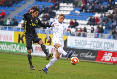 Kiev, Ukrayna - 20 Şubat 2019: Bohdan Biloshevskyi Dynamo Kyiv U19 (R) kavgalar bir top Juventus U19 Kiev Lobanovskiy Stadyumu'nda kendi Uefa Gençlik Ligi Oyun sırasında Pablo Moreno ile