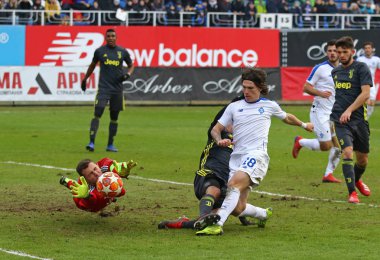 Kiev, Ukrayna - 20 Şubat 2019: Kaleci Leonardo Loria Juventus U19 ve onun savunucuları savunmak onların net Fc Dinamo Kiev U19 Lobanovskiy Stadyumu'nda karşı Uefa Gençlik Ligi Oyun sırasında