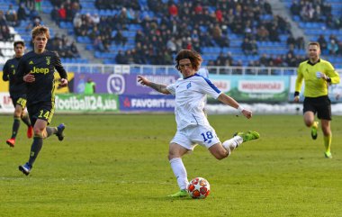Kiev, Ukrayna - 20 Şubat 2019: Kiev Valeriy Lobanovskiy Stadyumu'nda Fc Dinamo Kiev U19 Artem Shulianskyi bir top Juventus U19 karşı Uefa Gençlik Ligi Oyun sırasında başladı. Dinamo 3-0 kazandı