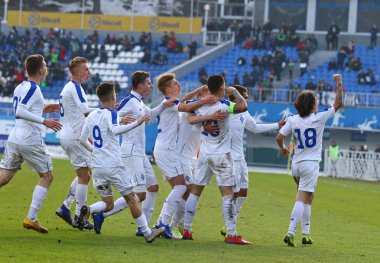 Kiev, Ukrayna - 20 Şubat 2019: Fc Dinamo Kiev U19 oyuncular Juventus U19 Kyiv.Dynamo 3-0 kazandı Valeriy Lobanovskiy Stadyumu'nda karşı Uefa Gençlik Ligi Oyun sırasında bir gol attı sonra kutlamak