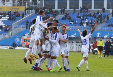 Kiev, Ukrayna - 20 Şubat 2019: Fc Dinamo Kiev U19 oyuncular Juventus U19 Kyiv.Dynamo 3-0 kazandı Valeriy Lobanovskiy Stadyumu'nda karşı Uefa Gençlik Ligi Oyun sırasında bir gol attı sonra kutlamak
