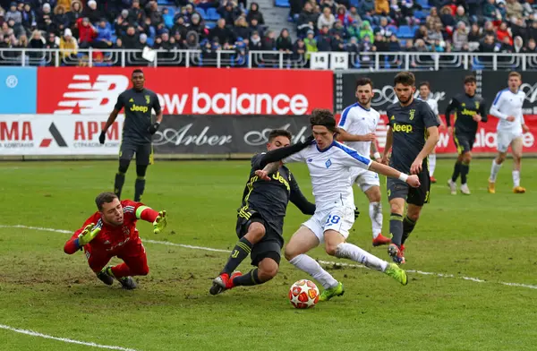 Kiev, Ukrayna - 20 Şubat 2019: Kaleci Leonardo Loria Juventus U19 ve onun savunucuları savunmak onların net Fc Dinamo Kiev U19 Lobanovskiy Stadyumu'nda karşı Uefa Gençlik Ligi Oyun sırasında