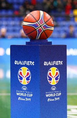 Kiev, Ukrayna - 22 Şubat 2019: Resmi FIBA matchball FIBA Dünya Kupası Avrupa Elemeleri 2019 basketbol oyun Ukrayna v Karadağ Palace spor Kiev içinde önce kaide üzerinde