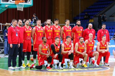Kiev, Ukrayna - 22 Şubat 2019: Karadağ Milli takım FIBA Dünya Kupası Avrupa Elemeleri 2019 oyun Ukrayna v Karadağ Palace spor Kiev içinde önce bir grup fotoğrafı için poz