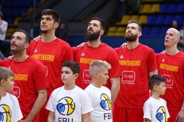 Kiev, Ukrayna - 22 Şubat 2019: Oyuncular Milli takım, Karadağ karşı Ukrayna Kiev içinde Spor Sarayı, FIBA Dünya Kupası Avrupa Elemeleri 2019 maçtan önce Milli Marşı dinle