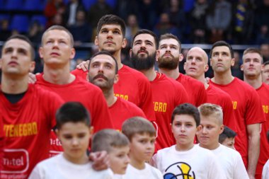 Kiev, Ukrayna - 22 Şubat 2019: Oyuncular Milli takım, Karadağ karşı Ukrayna Kiev içinde Spor Sarayı, FIBA Dünya Kupası Avrupa Elemeleri 2019 maçtan önce Milli Marşı dinle