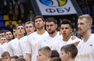 Kiev, Ukrayna - 22 Şubat 2019: Oyuncular Milli takım, Ukrayna Kiev içinde Spor Sarayı, Karadağ karşı FIBA Dünya Kupası Avrupa Elemeleri 2019 maçtan önce Milli Marşı dinlemek
