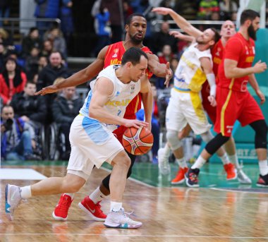 Kiev, Ukrayna - 22 Şubat 2019: Ukrayna'da (beyaz) Ihor Boiarkin ve Derek Needham Karadağ eylem Spor Sarayı Kiev içinde onların FIBA Dünya Kupası Avrupa Elemeleri 2019 oyun sırasında