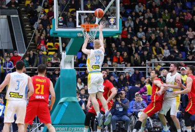 Kiev, Ukrayna - 22 Şubat 2019: Bogdan Bliznyuk Ukrayna'nın topu sepet içine karşı Karadağ Kiev içinde Spor Sarayı, FIBA Dünya Kupası Avrupa Elemeleri 2019 oyun sırasında atar