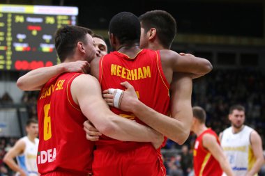Kiev, Ukrayna - 22 Şubat 2019: Karadağ basketbolcular Ukrayna Kiev içinde Spor Sarayı, FIBA Dünya Kupası 2019 Avrupa Elemeleri maçında kazandıktan sonra kutlamak. 76-74 Karadağ kazandı