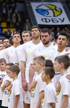 Kiev, Ukrayna - 22 Şubat 2019: Oyuncular Milli takım, Ukrayna Kiev içinde Spor Sarayı, Karadağ karşı FIBA Dünya Kupası Avrupa Elemeleri 2019 maçtan önce Milli Marşı dinlemek
