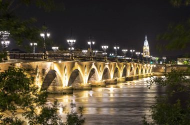 The Pont de Pierre, Bordeaux şehir, Fransa Garonne Nehri üzerinde köprü gece görünümü