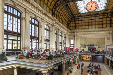 Bordeaux, Fransa - 13 Haziran 2017: Ana tren istasyonunun (Gare Sncf) Bordeaux şehrinin, Bordeaux-Saint-Jean iç görünüm. 1898 yılında geçerli Gar Binası açıldı