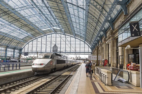 Bordeaux Francia Junio 2017 Tren Alta Velocidad Tgv Llega Plataforma —  Fotos de Stock