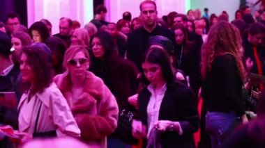İnsanlar moda gösteriden sonra çekip