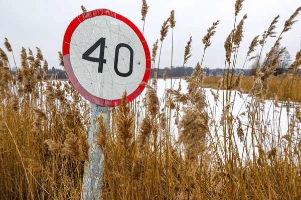 Stará značka omezení rychlosti u silnice — Stock fotografie