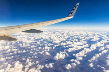 Portekiz - 13 Aralık 2018: Güney Portekiz kıyısında (Algarve bölgesi) Ryanair uçuşlar tarafından işletilen Boeing 737 uçağı. Uçak pencereden havadan görünümü