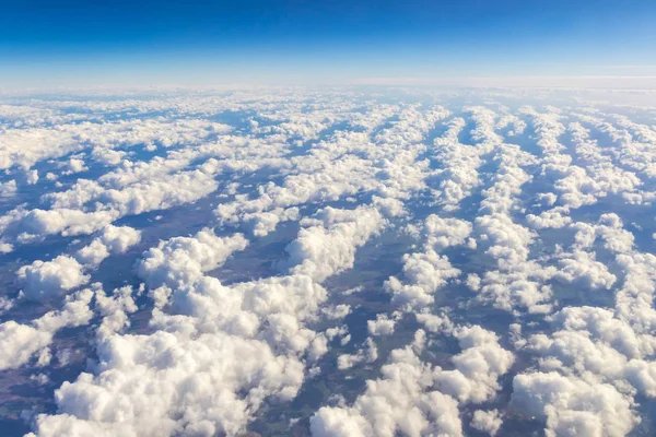 Вид с воздуха через окно самолета — стоковое фото