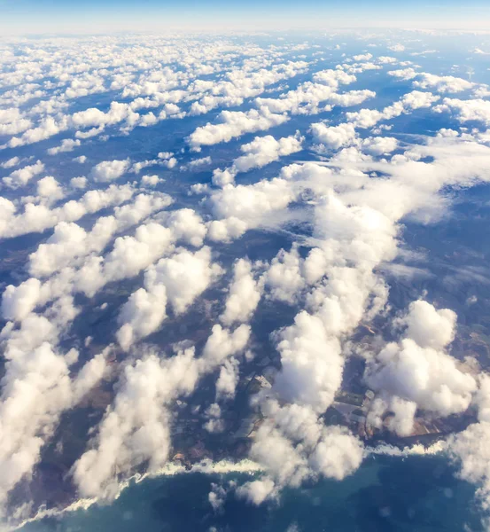Vue aérienne à travers la fenêtre de l'avion — Photo