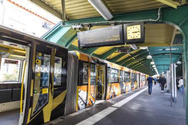 Gleisdreieck metro istasyonu Berlin U-Bahn tren gelir