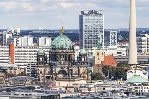 Widok na panoramę Berlina z słynnej wieży telewizyjnej i Berliner — Zdjęcie stockowe