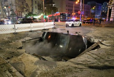 Araba kısmen toprak altında çöktü